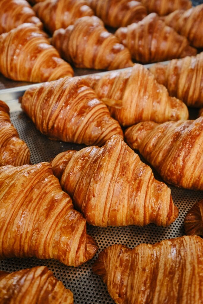 Croissant folhado dourado feito com Margarina de Palma Mil Folhas Tauá Food