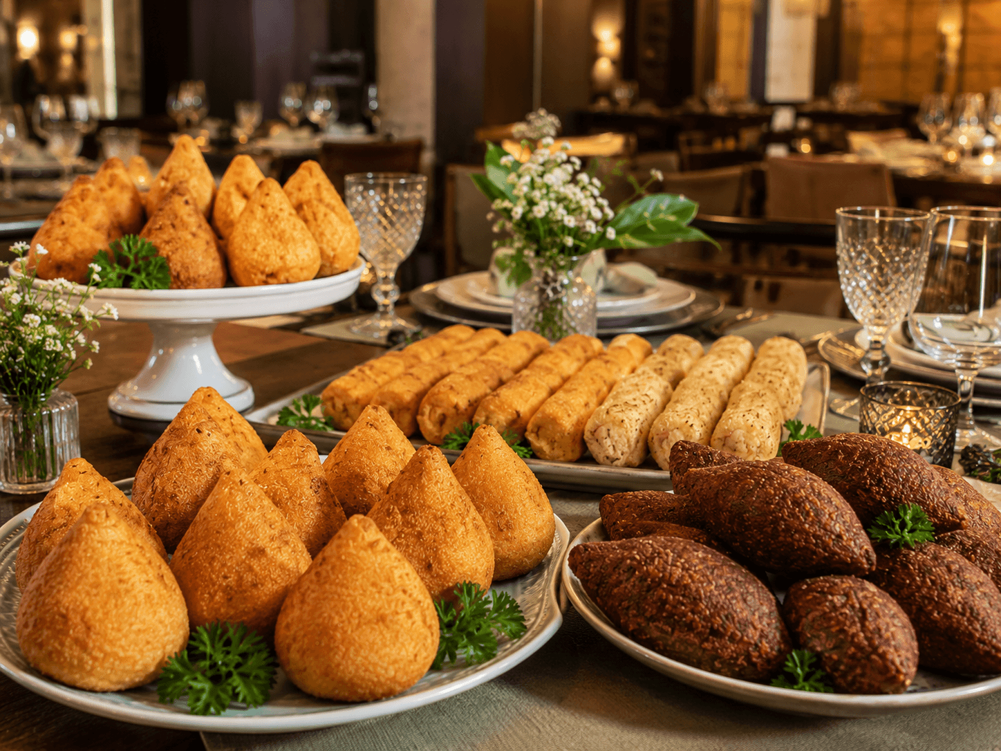 Salgados fritos crocantes - coxinha, kibe e risole - feitos com Gordura Vegetal de Palma Fluída Frita+ Tauá Food